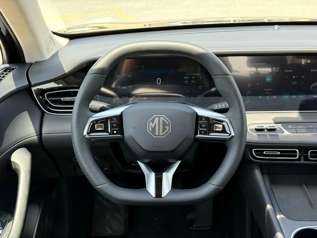MG · MG 8 · Luxury
