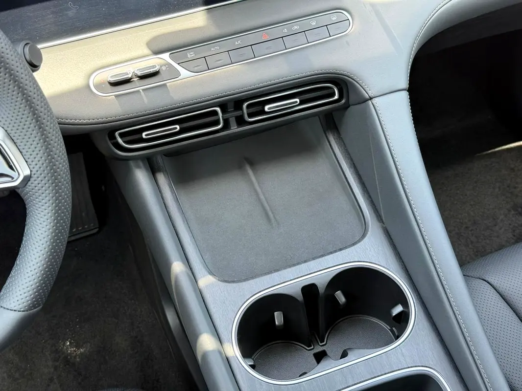 MG · MG 8 · Luxury