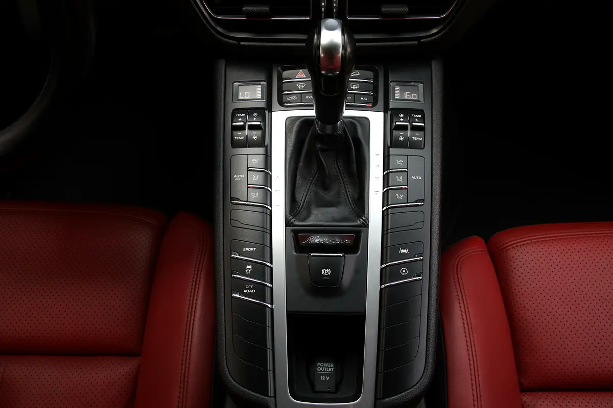 Porsche · Macan · Standard